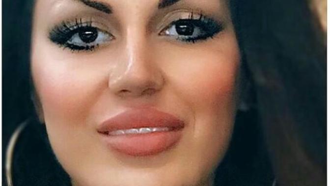 Türkan Şoray'a olan benzerliği ile çok konuşlan Caroline sesi ile mi yoksa benzerliği ile mi gündemde?