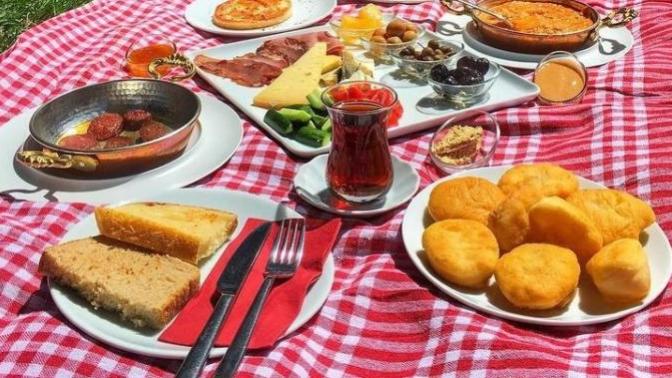Sevgiliyle pikniğe gitmek mi güzel, yoksa bir restoranda yemek mi?