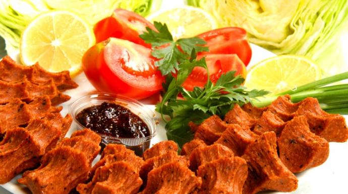 Çiğ köfte domatesli mi yoksa domatessiz mi yenir?