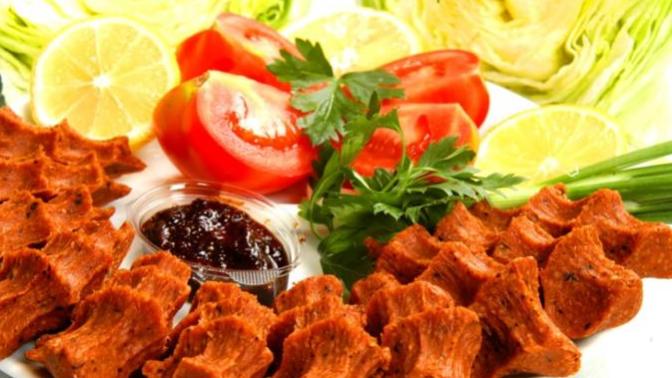 Çiğ köfte domatesli mi yoksa domatessiz mi yenir?