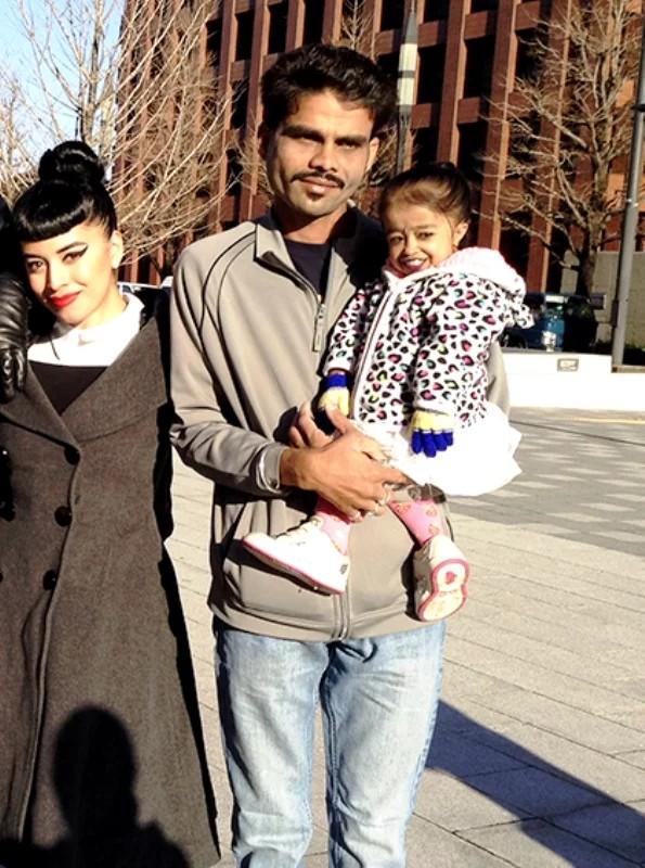 Sizi dünyanın en kısa kadını ile tanıştırayim. Jyoti amge 25 yaşinda ve 62,8 santimetre boyunda. Daha önce görmüş müydünüz?