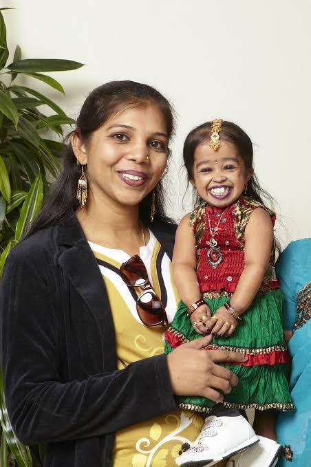 Sizi dünyanın en kısa kadını ile tanıştırayim. Jyoti amge 25 yaşinda ve 62,8 santimetre boyunda. Daha önce görmüş müydünüz?