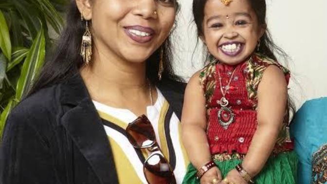 Sizi dünyanın en kısa kadını ile tanıştırayim. Jyoti amge 25 yaşinda ve 62,8 santimetre boyunda. Daha önce görmüş müydünüz?