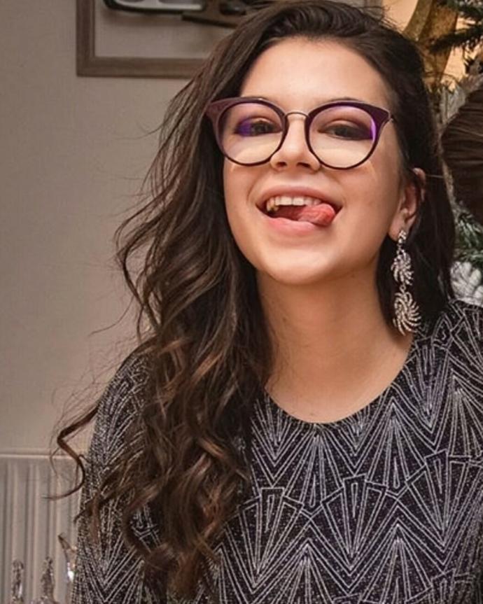 hangi dilini çıkartan kız daha tatlı daha güzel? 