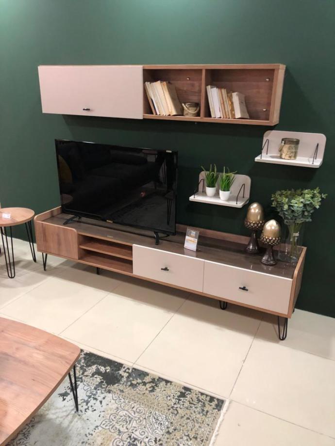 Düğünüm var tv arkasına bu duvar kağıdı nasıl olmuş?
