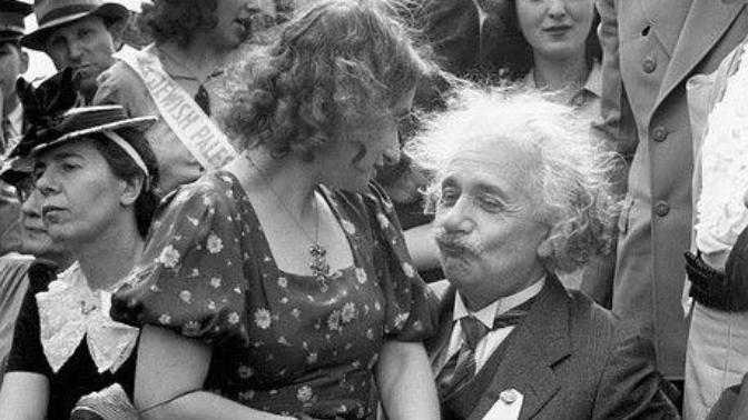 Ünlü aşk doktoru, sevgilisi olmamış (hatta sevgili adayı bile olmayan) kişilerin aşk şarkıları dinlememesi gerektiğini söylüyor! ?