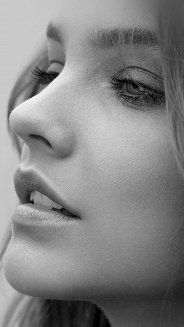 Taylor Swift in mi Barbara Palvin in mi yüzü daha güzel?