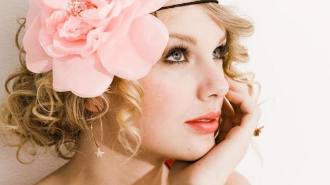 Taylor Swift in mi Barbara Palvin in mi yüzü daha güzel?