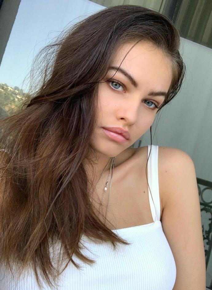 Bu sitede ki kişiler neden Barbara Palvin'i abarta abarta bir şey ediyorlar?