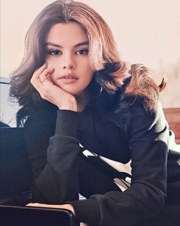 Bu sitede ki kişiler neden Barbara Palvin'i abarta abarta bir şey ediyorlar?