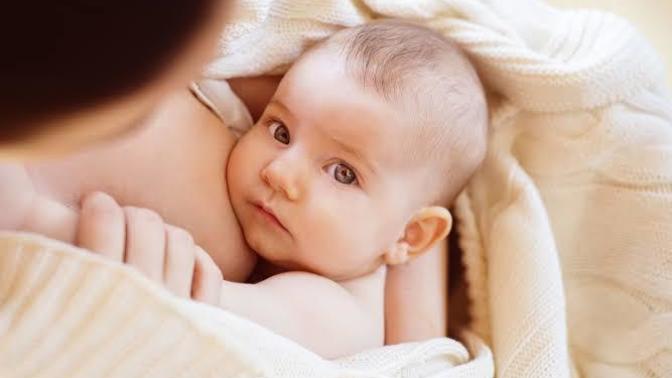 Anne sütü içen bebekle mamayla büyüyen bebeğin ne gibi farkları olur?