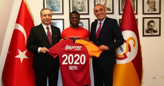 Başkan Mustafa Cengiz ve ikinci başkan Abdurrahim Albayrak Michale Seri transferinin mutluluğuyla bu pozu verdiler
