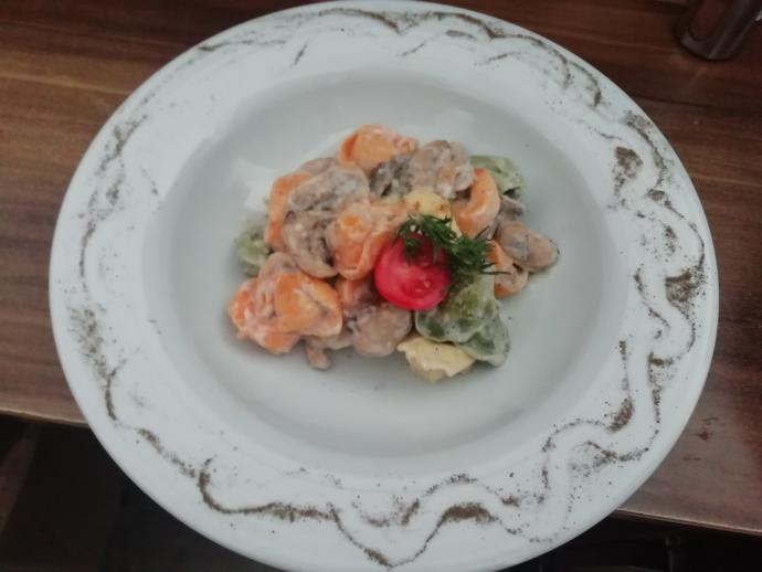 Biri penne arabiata diğeri 3 renk tortellini nasıl gözüküyorlar?