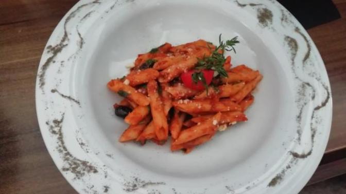 Biri penne arabiata diğeri 3 renk tortellini nasıl gözüküyorlar?