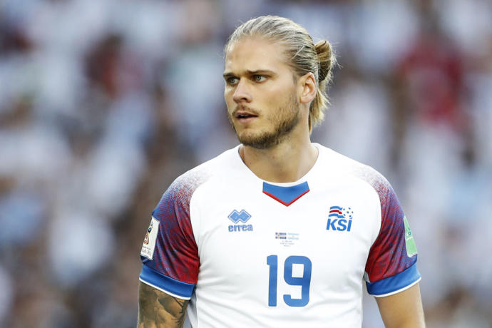 Futbol dünyasının en yakışıklı ismi İzlanda' lı Rurik Gislason seçildi. Hak etmiş mi bunu sizce?