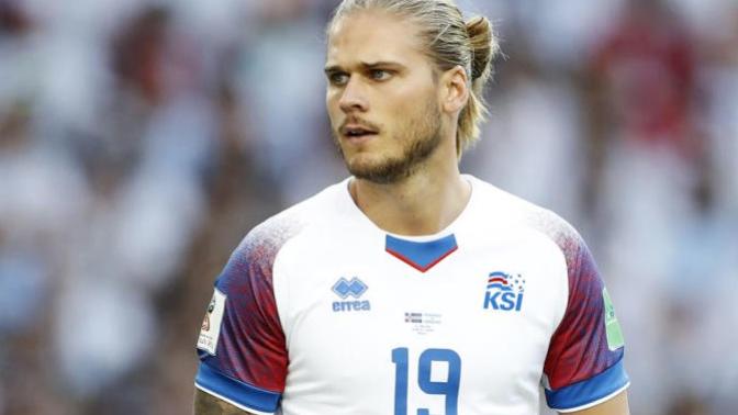 Futbol dünyasının en yakışıklı ismi İzlanda' lı Rurik Gislason seçildi. Hak etmiş mi bunu sizce?