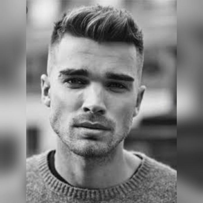 Erkekler i̇çin dağınık saç modeli mi düz saç mı?