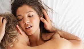 Cinsel ilişki esnasında erkeğin kadının kulağına fısıldadığı seksi sözler kadını tahrik eder mi?