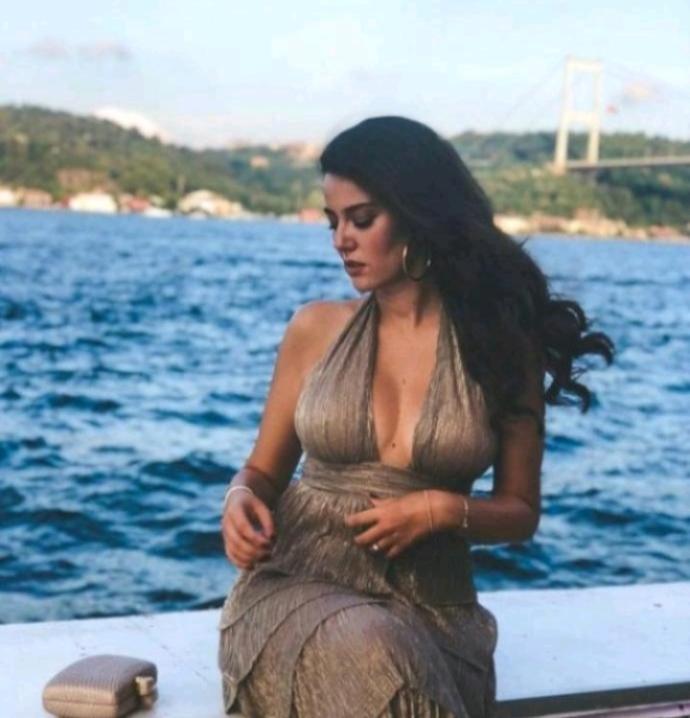 Göğüs dekoltesi en çok hangi ünlüye yakışıyor?