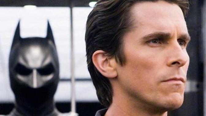 Yüz şekli kare olmayan çene hatları da çıkık ve geniş olmayan erkek yakisikli degilmidir? christian bale gibi mesela resimde?