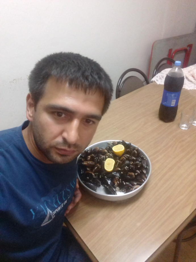 Bayanlar midye yeme rekoru Cansu’da, bir kerede 80 tane yiyor! Senin rekorun kaç?
