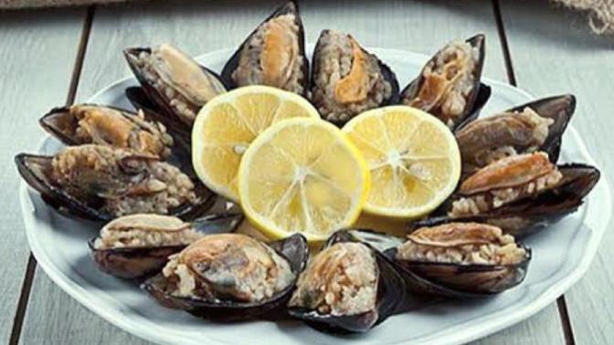 Bayanlar midye yeme rekoru Cansu’da, bir kerede 80 tane yiyor! Senin rekorun kaç?