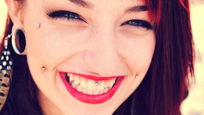 Sıra dışı görünmek isteyenlerin tercihi olan diş eti piercingi hakkında ne düşünüyorsunuz?