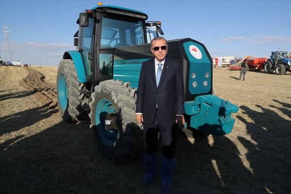 Cumhurbaşkanı Sayın Erdoğan'ın çevresini nasıl insanlar sarmış? Bu fotoğrafı çektirirken hiç kimse dememiş mi bu yanlıştır diye?