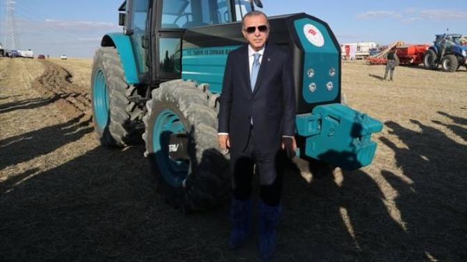 Cumhurbaşkanı Sayın Erdoğan'ın çevresini nasıl insanlar sarmış? Bu fotoğrafı çektirirken hiç kimse dememiş mi bu yanlıştır diye?