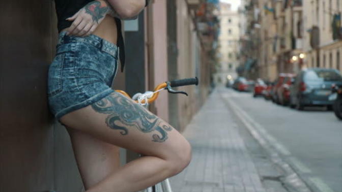 Üst bacak dövmesi olan biriyle evlenir miydiniz?