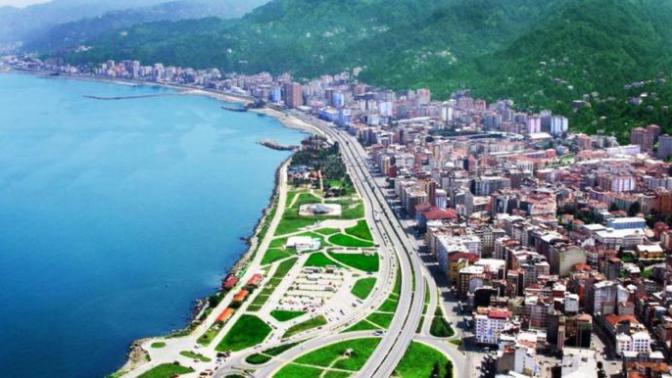 Rize'de hem denize girmelik hem de gece hayatı olan bir ilçe var mı?
