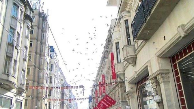İstiklal Caddesi'nde gökten para yağdı! Zengin olsanız böyle bir şey yapar mıydınız?
