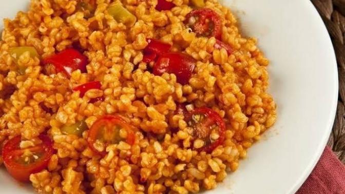 Meyhane pilavının yanına sulu yemek olarak ne gider?