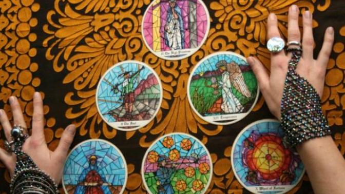 Sorunu sor, senin adına Tarot kartı çekip sorunu yanıtlayalım! Hayatına dair merak ettiğin neler var?