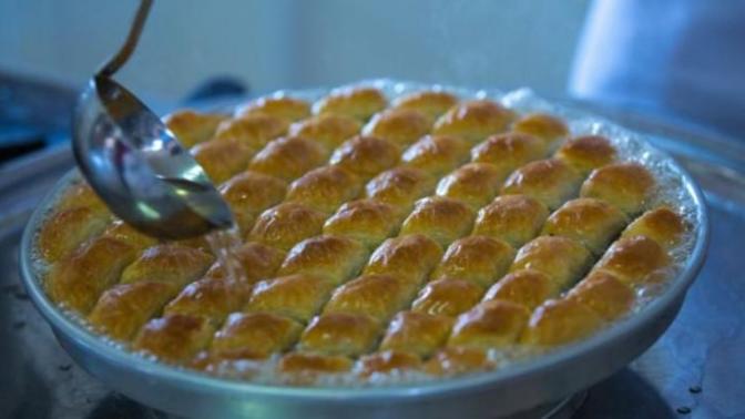 Baklava şerbeti sıcak mı dökülür soğuk mu?