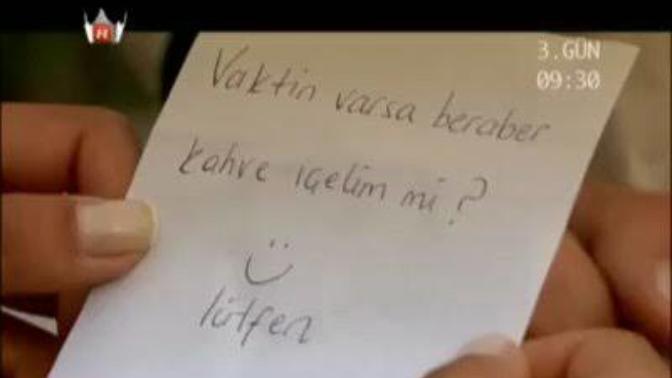 Oturduğunuz masaya garson böyle bir not getirip, karşıdaki kişi gönderdi dese ne tepki verirsiniz?