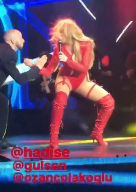 Kızlar, hadise ' nin kıyafetlerini nasıl buldunuz?