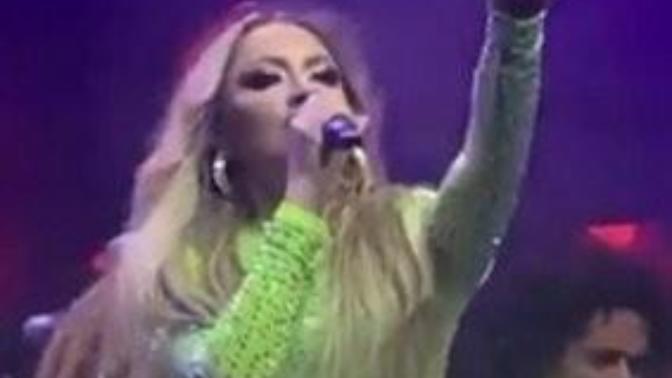 Kızlar, hadise ' nin kıyafetlerini nasıl buldunuz?