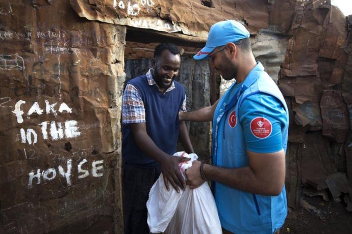 Diyanet Vakfımız Kenya Nairobi`de fakire kurban eti dağıtıyor. Türkiye`nin farkı bu. Fotoğraf BBC