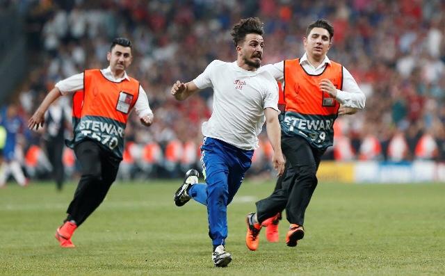 Ünlü YouTuber, Türkiye’de oynanan Liverpool-Chelsea maçında sahaya atladı. Sen ne düşünüyorsun?