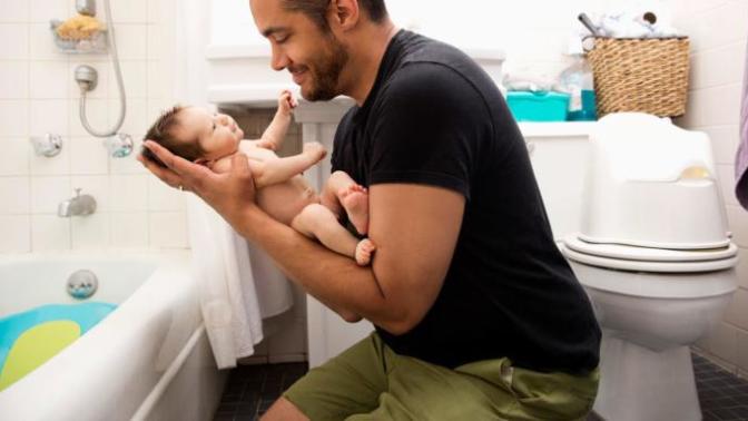 Sizce babalar bebeğine tek başına banyo yaptırmalı mı?
