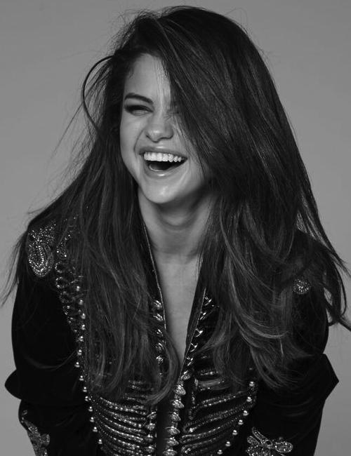 Sizce yükselen kız grubu blackpink'in ana dansçısı Lisa Manoban m daha güzel, yoksa a pop müziğinin prensesi Selena Gomez mi?