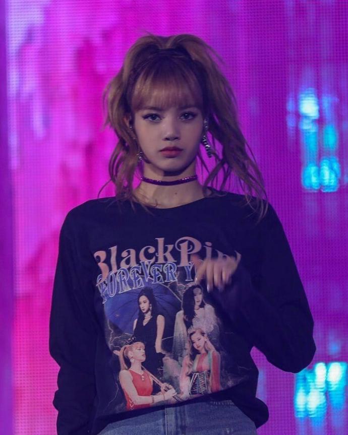 Sizce yükselen kız grubu blackpink'in ana dansçısı Lisa Manoban m daha güzel, yoksa a pop müziğinin prensesi Selena Gomez mi?