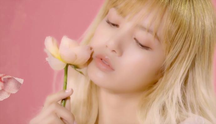 Sizce yükselen kız grubu blackpink'in ana dansçısı Lisa Manoban m daha güzel, yoksa a pop müziğinin prensesi Selena Gomez mi?
