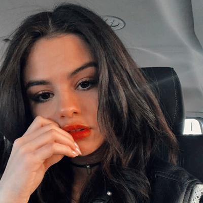 Sizce yükselen kız grubu blackpink'in ana dansçısı Lisa Manoban m daha güzel, yoksa a pop müziğinin prensesi Selena Gomez mi?
