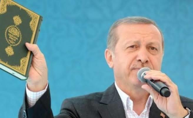 "Bakara makara sallıyorum bir ayet" diyen, "Senin önüne yatarım Rıza" diyen Egemen Bağış Prag Büyükelçimiz oluyor, hayırlı olsun mu?