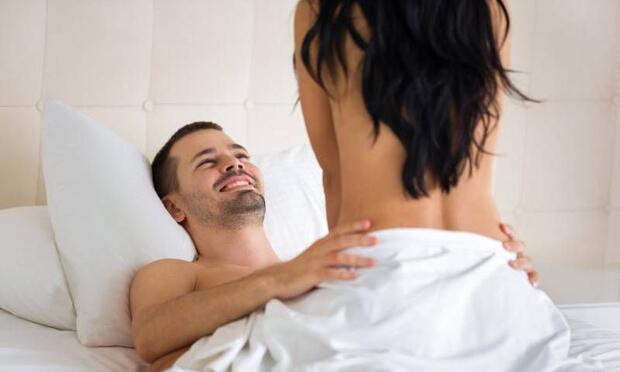 Sevdiğinizle sarılarak uyumak mı, sevişerek uyumak mı daha çok haz verir?
