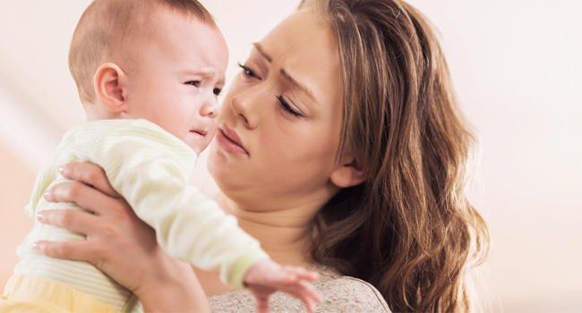anne ve ağlayan bebek
