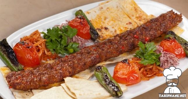 Adana kebap neden farklı yörelerde pilavla servis edilir?