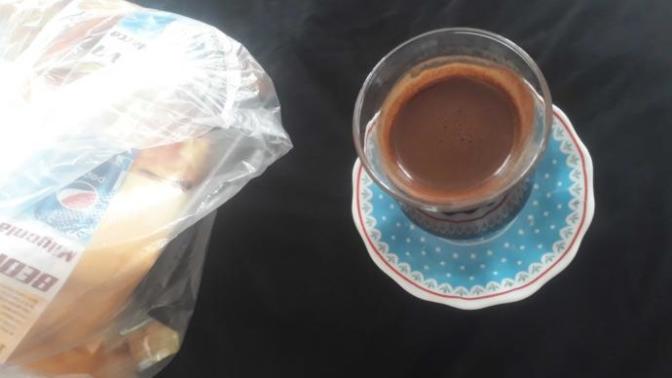 Kocam bana sürpriz yapıp, hayatım kahve yaptım diyerek elinde kahve tepsisiyle salona girer mi😂☕☕?